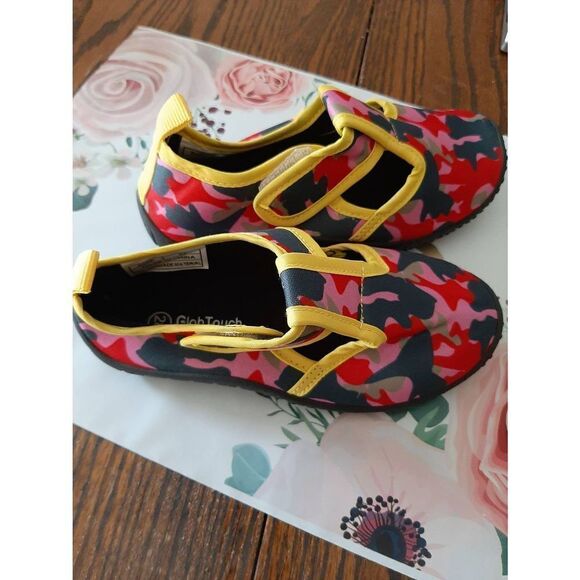 New Kids 11.5 28 Red Pink Grey Camo Hook Loop Water Shoes Quick Dry Pool Beach - Picture 2 of 3